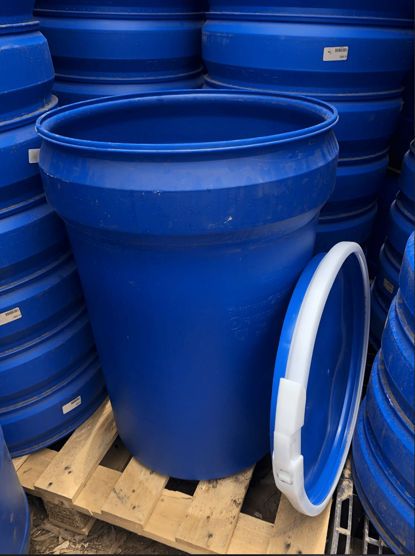 Plastic 30 Gallon (Removable top snap ring barrel) color may vary - aquacontainers